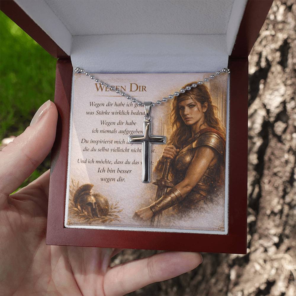 Frau trägt Kreuz Halskette – bedeutungsvolles Geschenk als Zeichen von Wertschätzung