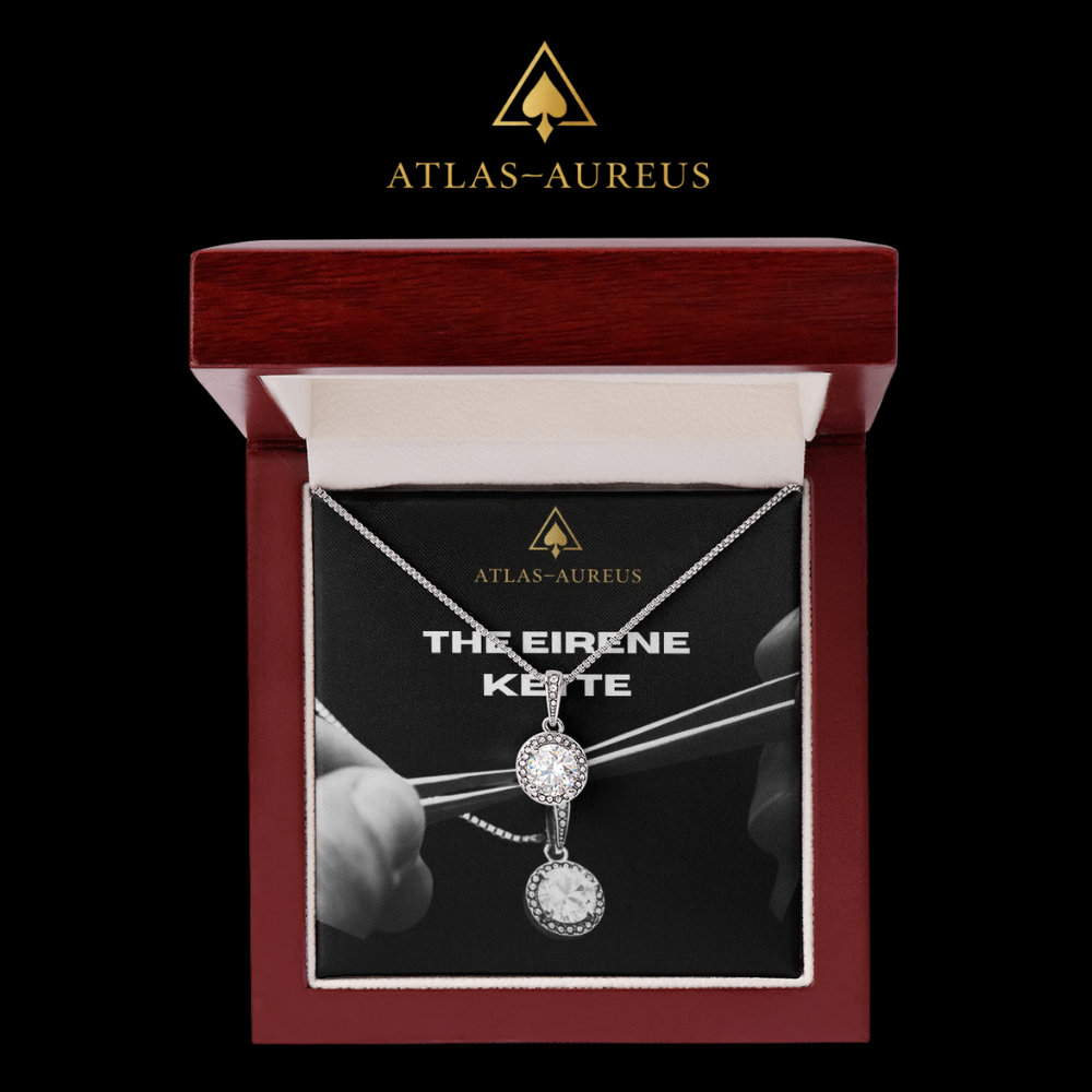 Eirene Halskette mit rundem Zirkonia-Anhänger an verstellbarer Boxkette in Weißgold-Optik, elegantes Schmuckgeschenk für besondere Momente.